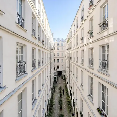 Rumeli - 1 Et Terrasse A Drouot Apartman *